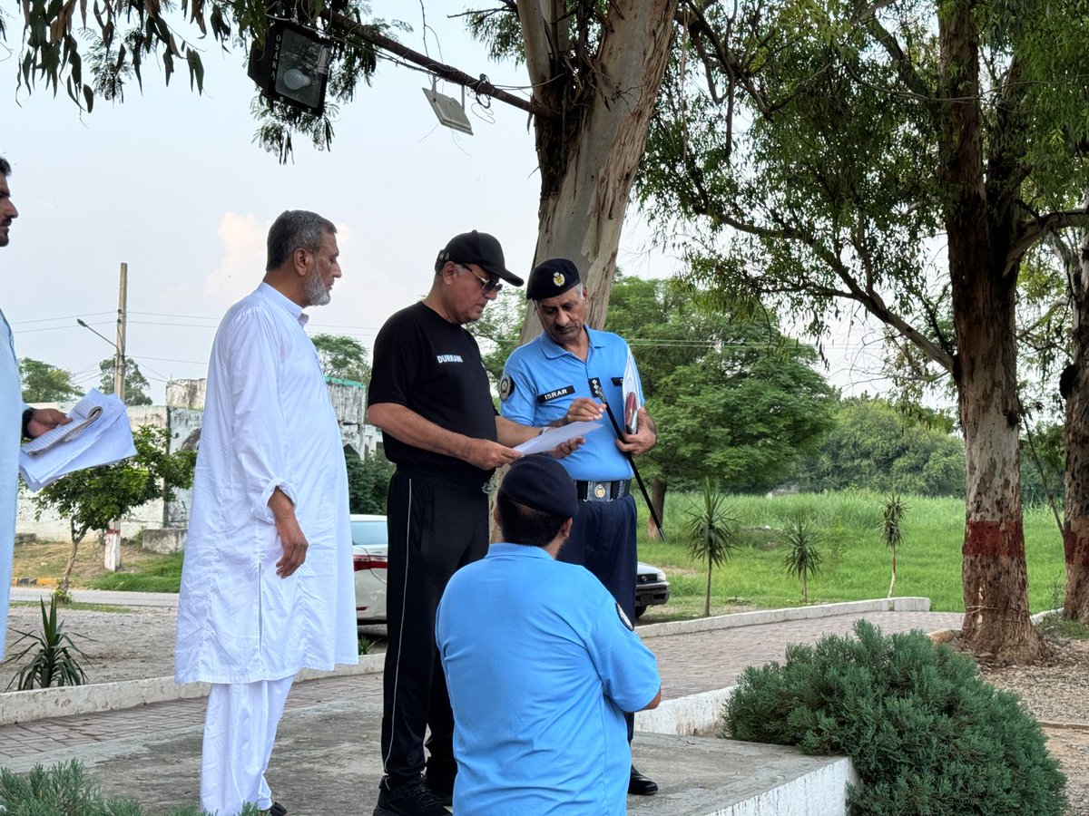ICT_Police's tweet image. ڈائریکٹر اسپیشل انیشیٹو شمس الحق درانی نے ڈی ایس پی کے ہمراہ اینٹی رائٹ فورس کو بریفنگ دی۔
جس میں امن و امان میں فورس کے کردار، جدید تربیت، تحمل اور ٹیم ورک کی اہمیت پر زور دیا گیا۔ جوانوں کو عوامی اعتماد اور قانون کی بالادستی کے لیے ہر وقت تیار رہنے کی ہدایت کی گئی۔…
