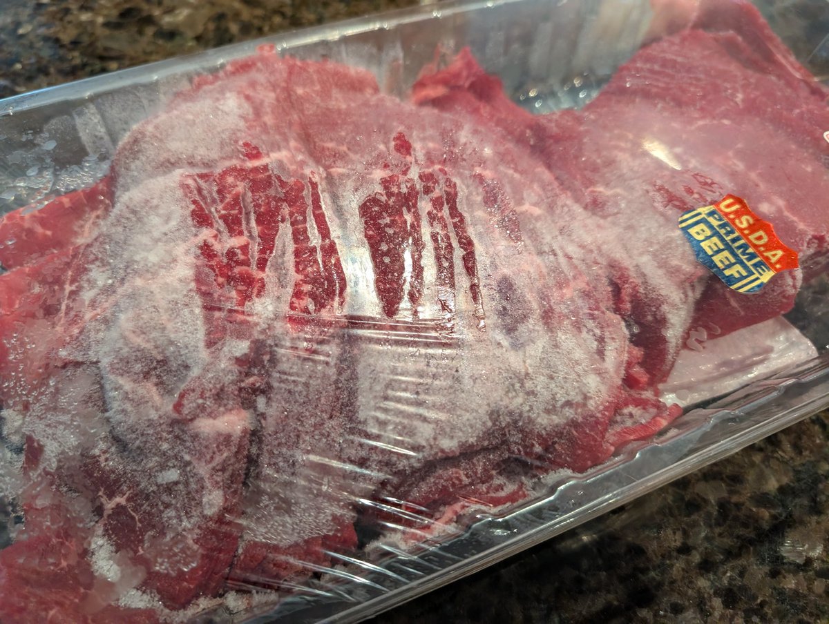 sleepyfrog2's tweet image. Costcoの「しゃぶしゃぶ用」牛肉、どう考えても分厚いよね😂
むしろ焼肉にちょうどいい気がして、今日友達一家が来るから焼肉に使ってみる!
冷凍してあったのを冷蔵庫に移動させて二晩経ったのに、まだ解凍されない。
