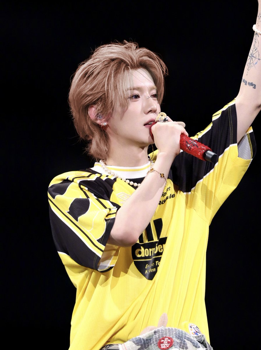 showmeluv4ever's tweet image. 머리색 꼴보기 싫어서 내가 염색시켜줬어