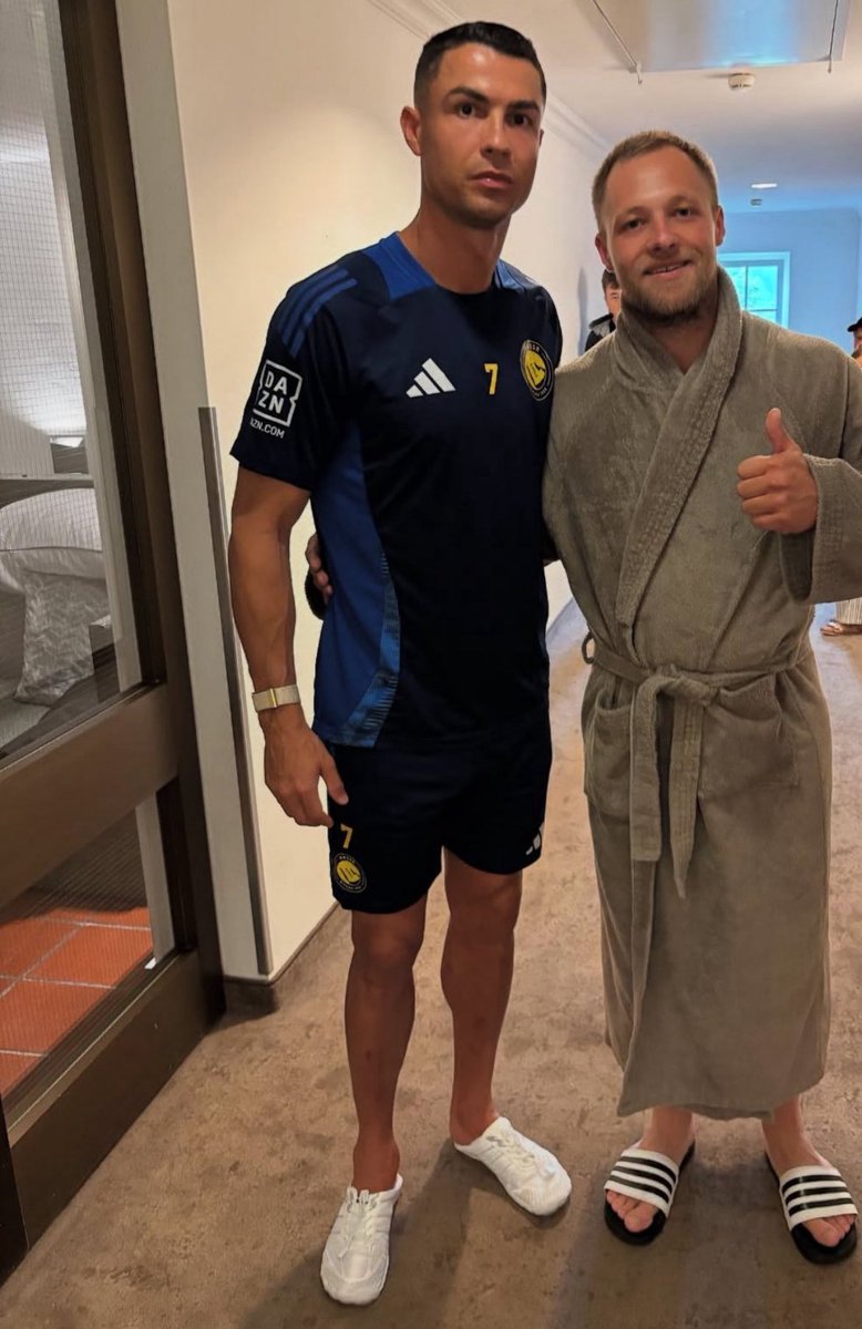FINALLY MET MY GOAT RONALDO, MY LIFE IS COMPLETE 😭😭♥️♥️