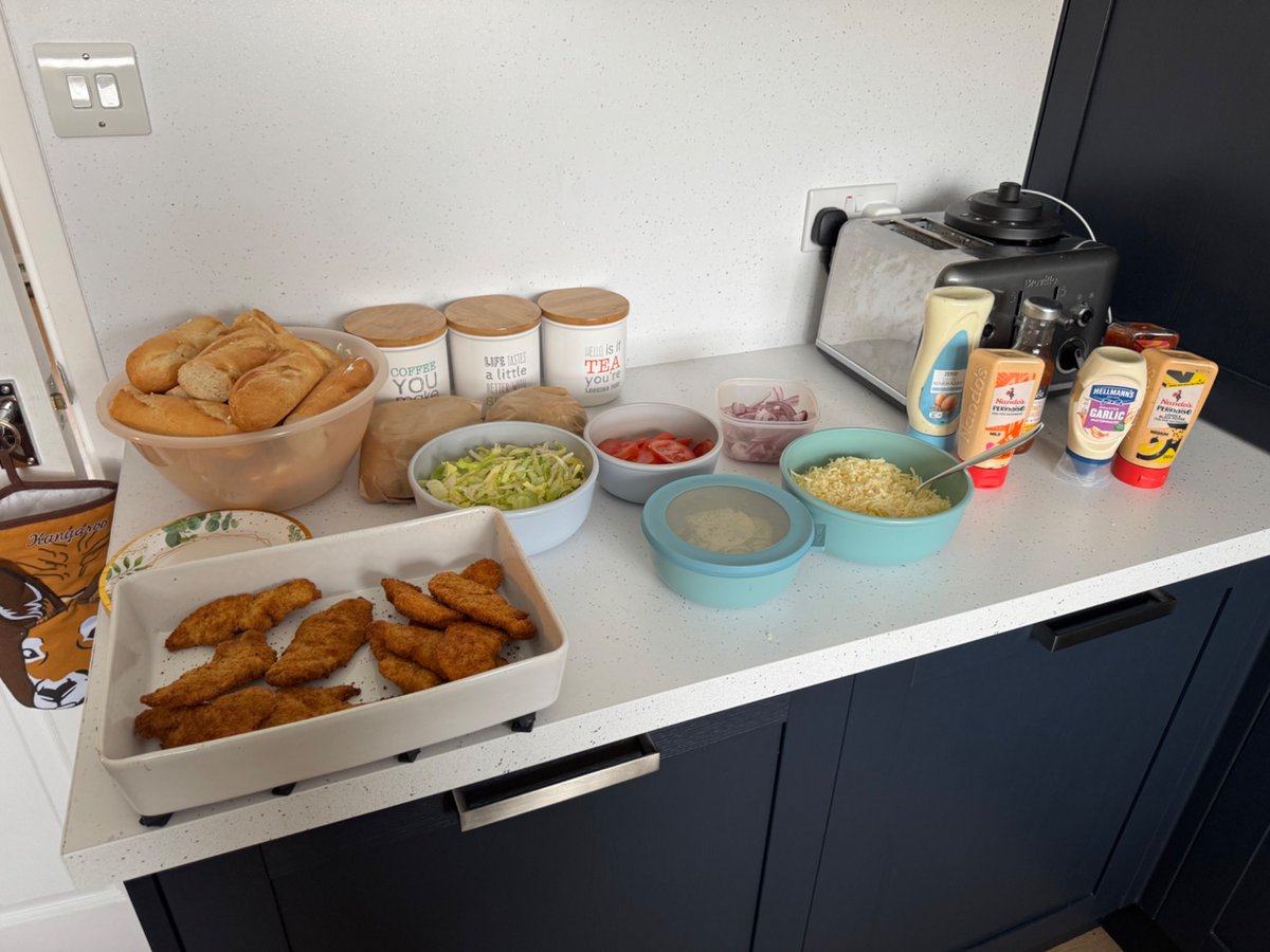 PFOKane's tweet image. Keeping the faith for #Donegal here in Neilston on All Ireland Final Day. Husband providing full half time deli counter service 🤣 chicken fillet rolls all round! 💚💛🥖 🇮🇪