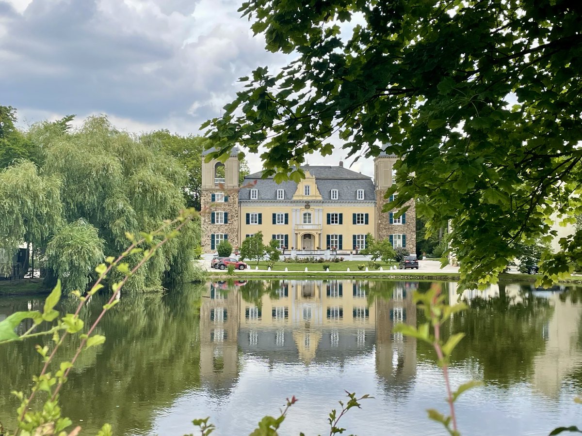 Silabrei's tweet image. Die Burg Flamersheim ist dem Restaurant sowie dem kleinen Sternerestaurant benachbart.