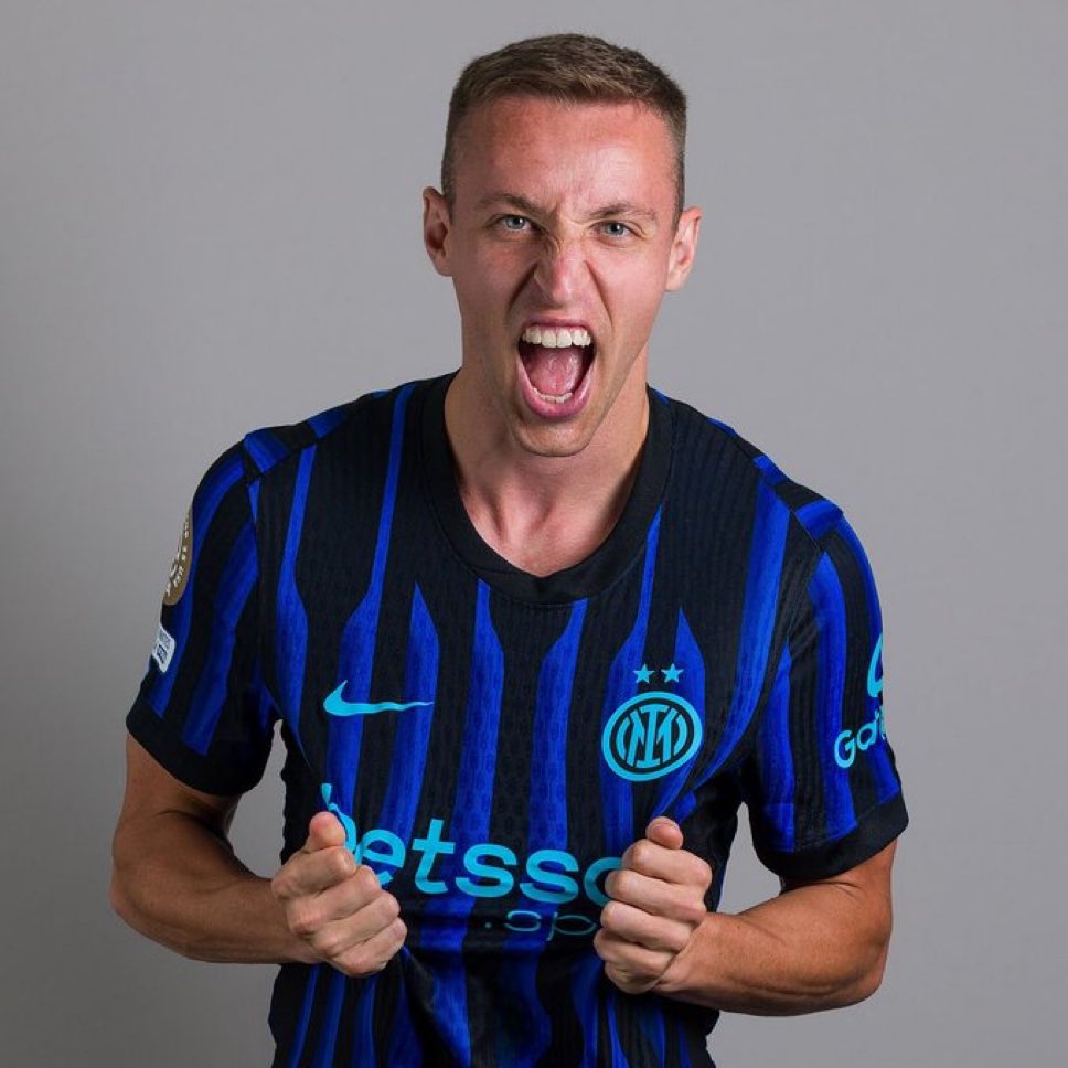 FCIM_World's tweet image. 🚨لاغازيتا:
"لم يكن فراتيسي موجودًا في أبيانو أمس، لكنه سيعود منتصف الأسبوع: فهو يحتاج إلى بعض الوقت قبل العودة إلى الملعب، وهو ما سيحدث على الأرجح في نهاية أغسطس، بين الجولتين الأولى والثانية من الدوري"🔵⚫️
