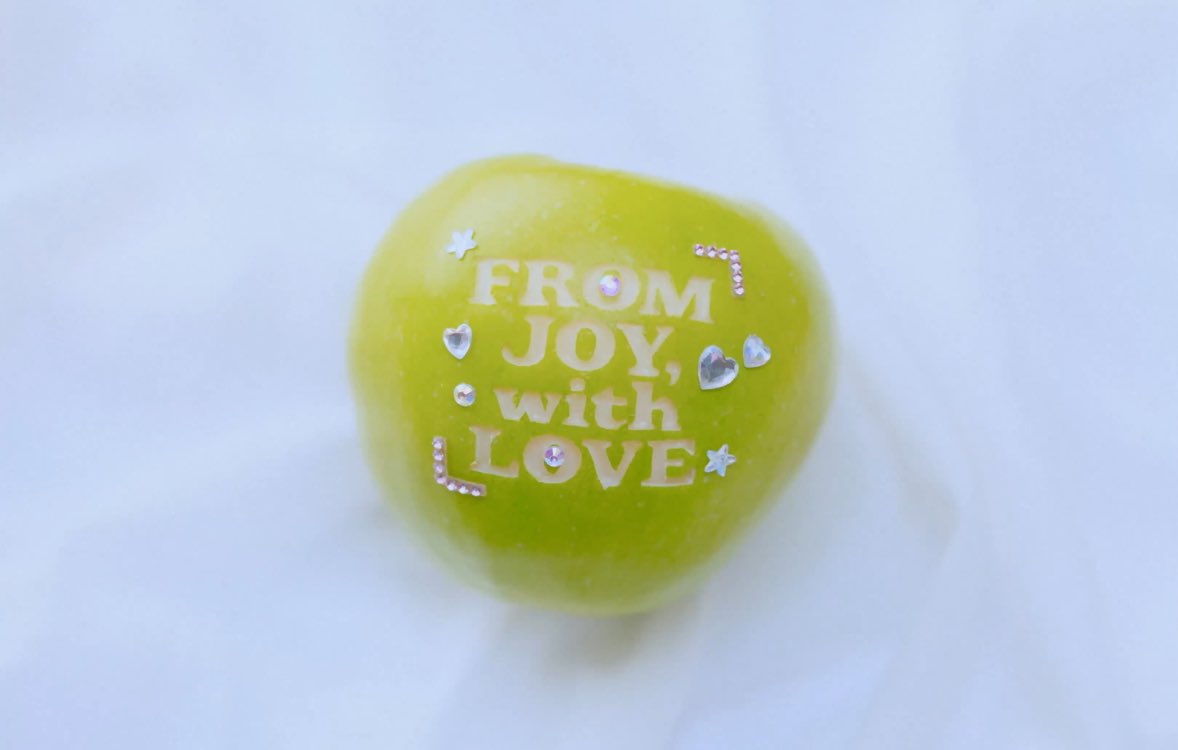 itgjoy's tweet image. off to a perfect start 😌every detail from the green apple to album title feels so carefully considered for meaning
