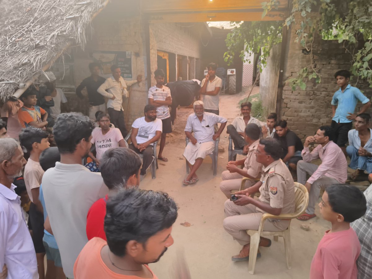 pilibhitpolice's tweet image. SP पीलीभीत के निर्देशन में थाना बीसलपुर पुलिस द्वारा थाना क्षेत्र में बैठक कर नागरिकों को ड्रोन संबंधी अफवाहों पर ध्यान न देने हेतु जागरूक किया गया। संदिग्ध सूचना/गतिविधि की जानकारी संबंधी थाने या #UP112 पर देने की अपील की। अफवाह फैलाने वालों पर कठोर कार्यवाही की जाएगी।
@Uppolice