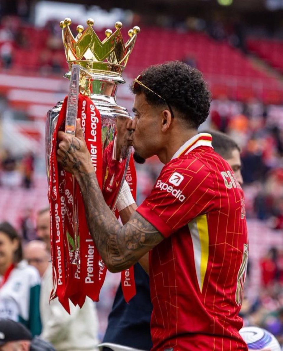 🔴 Luis Díaz deja la gira en 🇯🇵 Tokio tras cerrar su fichaje por el Bayern por 75M€ 💰, según varios medios.

📆 Quería salir desde 2024 y rechazó renovar dos veces ❌📝

💼 El #LFC solo aceptó tras alcanzar su valor de mercado

📊 Con esta venta, el club supera los £190M en