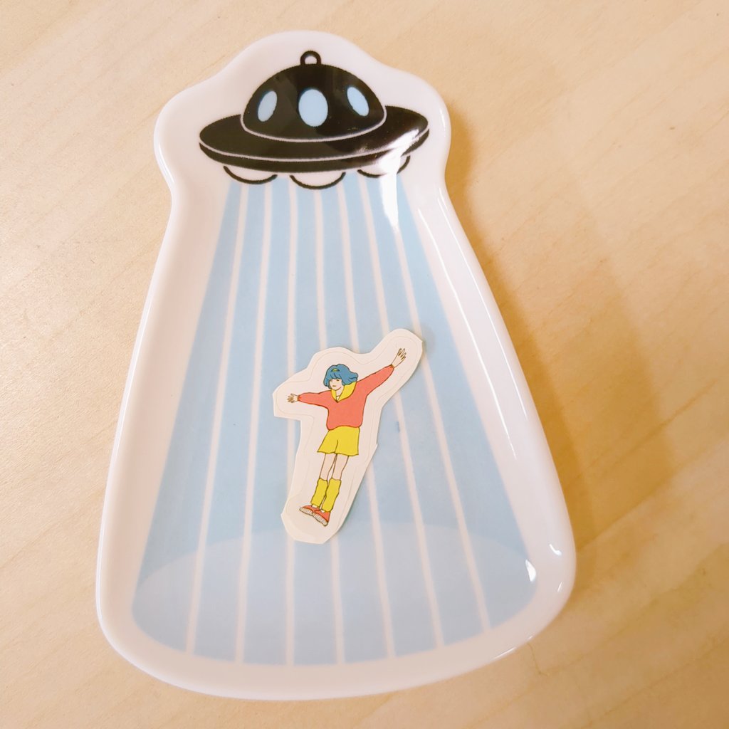 frenesifrenesi's tweet image. セリアのお皿でUFOアブダクションごっこしてる
