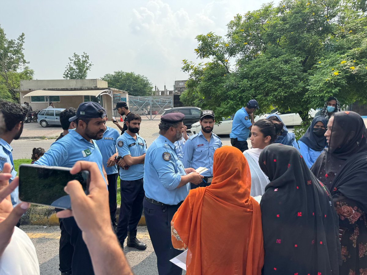 OfficialsBaam's tweet image. Last night, Pakistani intelligence agencies pursued and harassed the families of forcibly disappeared individuals and imprisoned Baloch leaders including children and the elderly at their temporary residence.
For the past eleven days, participants have been subjected to…
