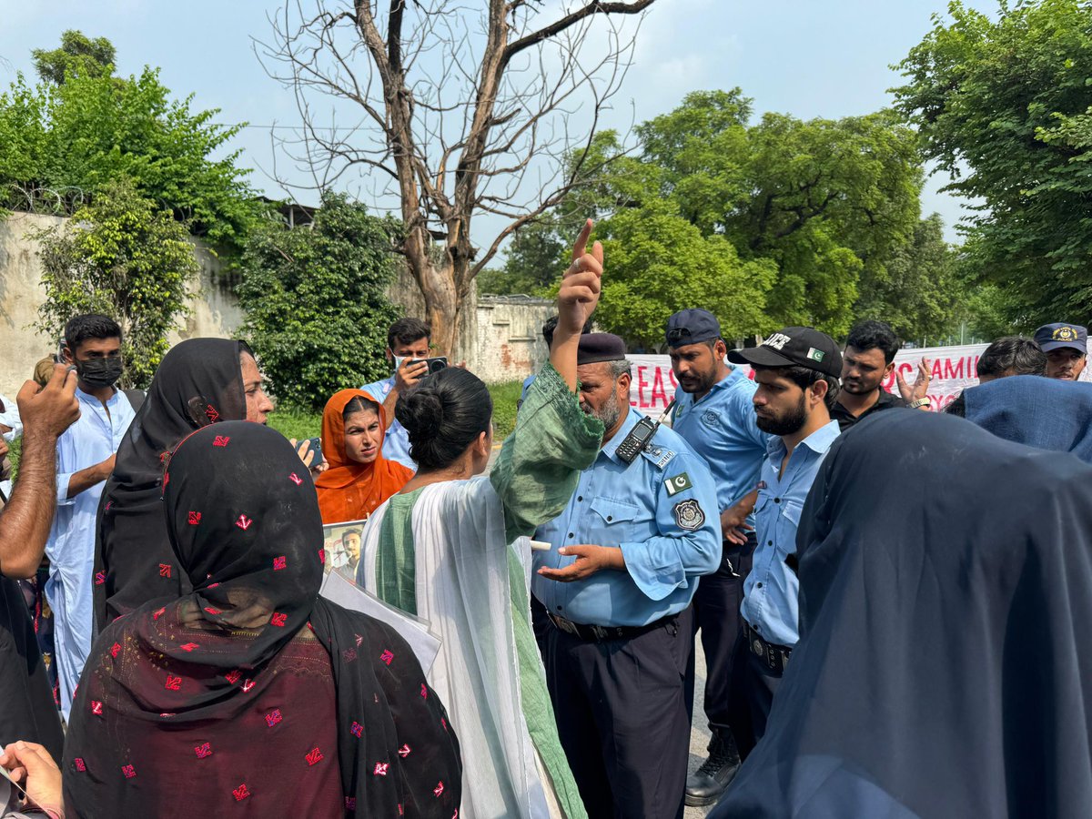 OfficialsBaam's tweet image. Last night, Pakistani intelligence agencies pursued and harassed the families of forcibly disappeared individuals and imprisoned Baloch leaders including children and the elderly at their temporary residence.
For the past eleven days, participants have been subjected to…