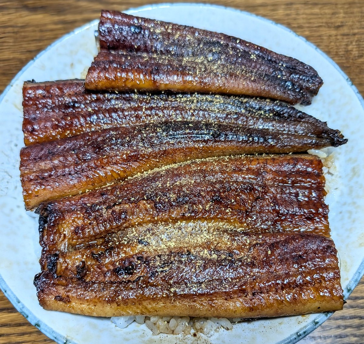 #うな丼
※舞茸のお吸い物付きます
#THE日本食

こんばんは🙇‍♂

以前にも書きましたが、オレ流「スーパーの鰻を美味しく仕上げる（焼き上げる）コツ」を✌️😄↓
※長文失礼🙏

・50度前後の湯で鰻についているタレ・汚れをすべて洗い流す
（臭み・硬さの原因はコヤツ😣）