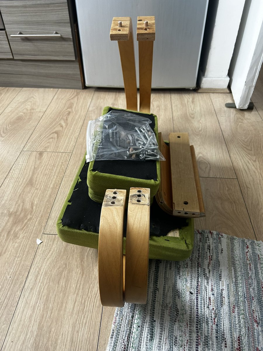 javiarce's tweet image. Los cambios de casa son tremendos pero pensé que tenía más cosas y la verdad es que no tenía tantas. Salvo los libros que ya se fueron con algunos zapatos, la verdad es que ando bien ligera de equipaje.