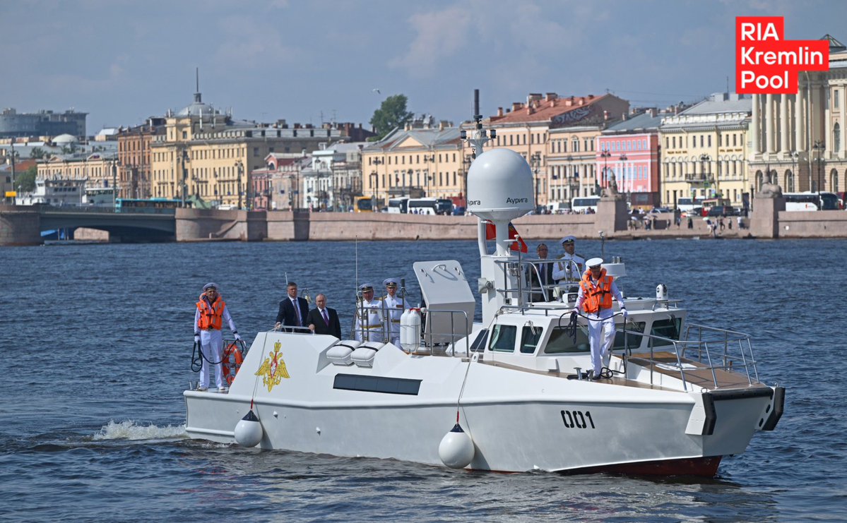 Kremlinpool_RIA's tweet image. Путин на патрульном катере &quot;Раптор&quot; в Санкт-Петербурге
