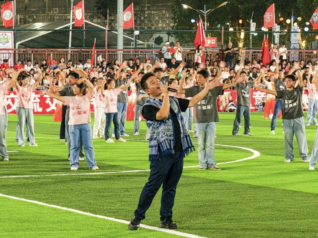 yangjieshu83493's tweet image. 7月26日,贵州榕江“村超”在万众期待中暖心重启,曾经遭受洪灾重创的赛场,如今焕然一新,再次成为欢乐与激情的海洋。这场以“感恩雄起・贵州超力量”为主题的赛事回归,不仅是足球的盛宴,更是对八方支援的深情致谢。