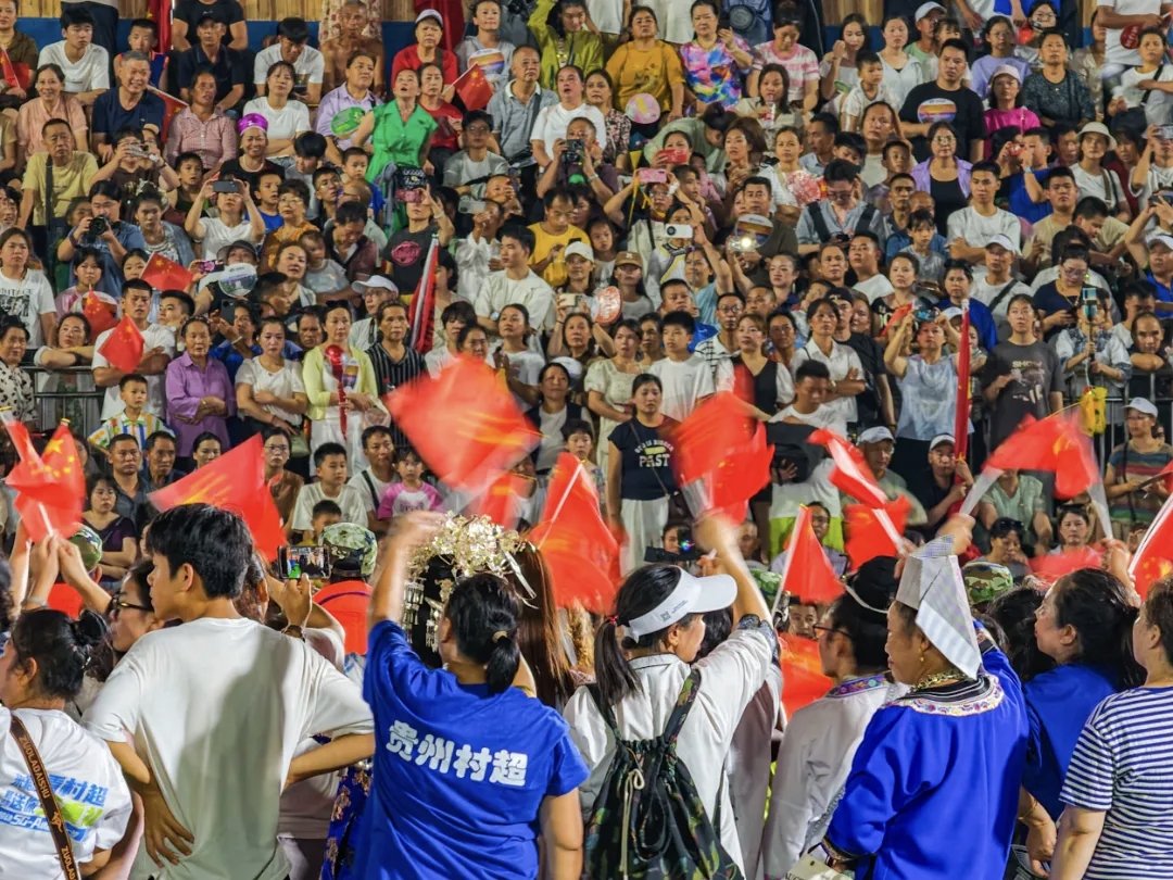 yangjieshu83493's tweet image. 7月26日,贵州榕江“村超”在万众期待中暖心重启,曾经遭受洪灾重创的赛场,如今焕然一新,再次成为欢乐与激情的海洋。这场以“感恩雄起・贵州超力量”为主题的赛事回归,不仅是足球的盛宴,更是对八方支援的深情致谢。