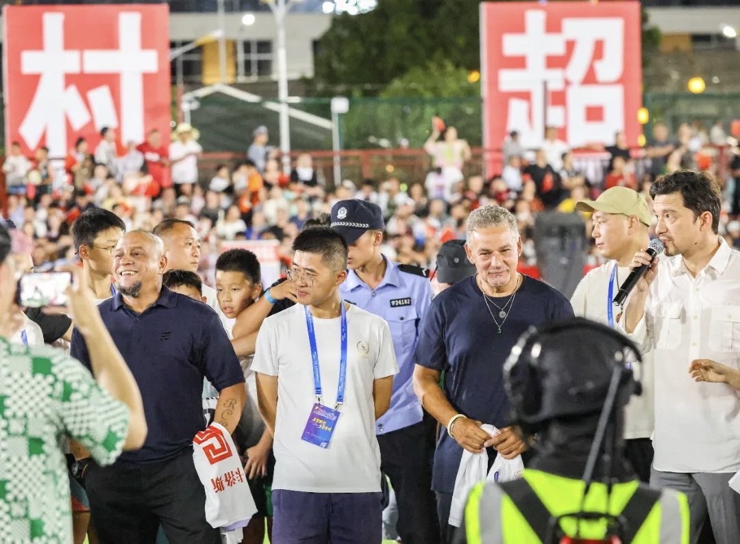 yangjieshu83493's tweet image. 7月26日,贵州榕江“村超”在万众期待中暖心重启,曾经遭受洪灾重创的赛场,如今焕然一新,再次成为欢乐与激情的海洋。这场以“感恩雄起・贵州超力量”为主题的赛事回归,不仅是足球的盛宴,更是对八方支援的深情致谢。