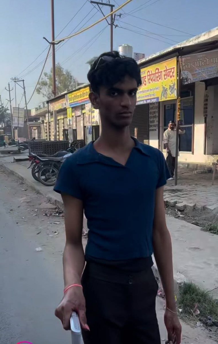 छाती न सीना
दो आडो वाली हसीना..... 
जो अनफॉलो कर देते है फॉलो करके 😂😂