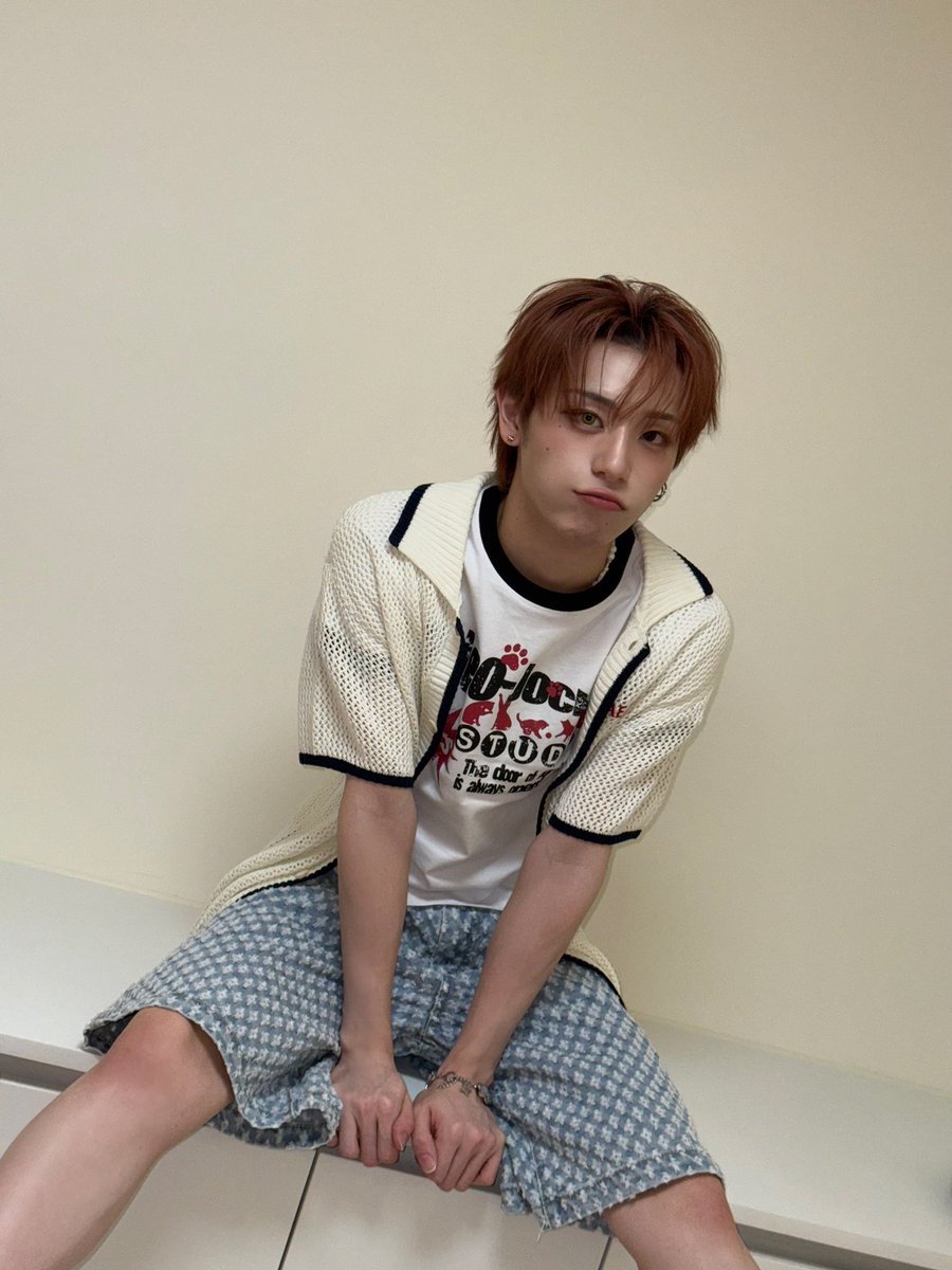 xlovglobal's tweet image. 250727 — photo 📸
XLOV’s HARU is making us fall in love with him all over again in new fansign pics. 💛
#XLOV #엑스러브
#HARU #하루