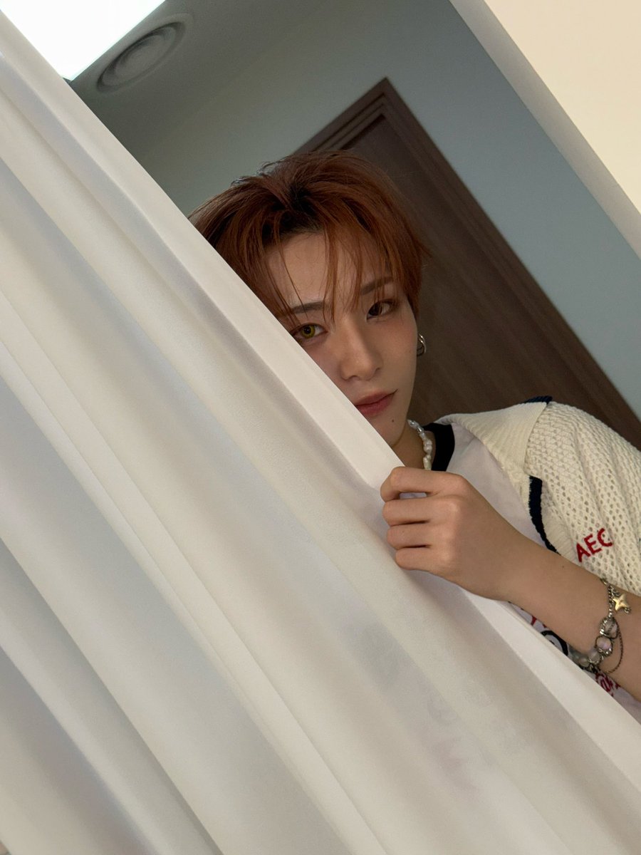 xlovglobal's tweet image. 250727 — photo 📸
XLOV’s HARU is making us fall in love with him all over again in new fansign pics. 💛
#XLOV #엑스러브
#HARU #하루