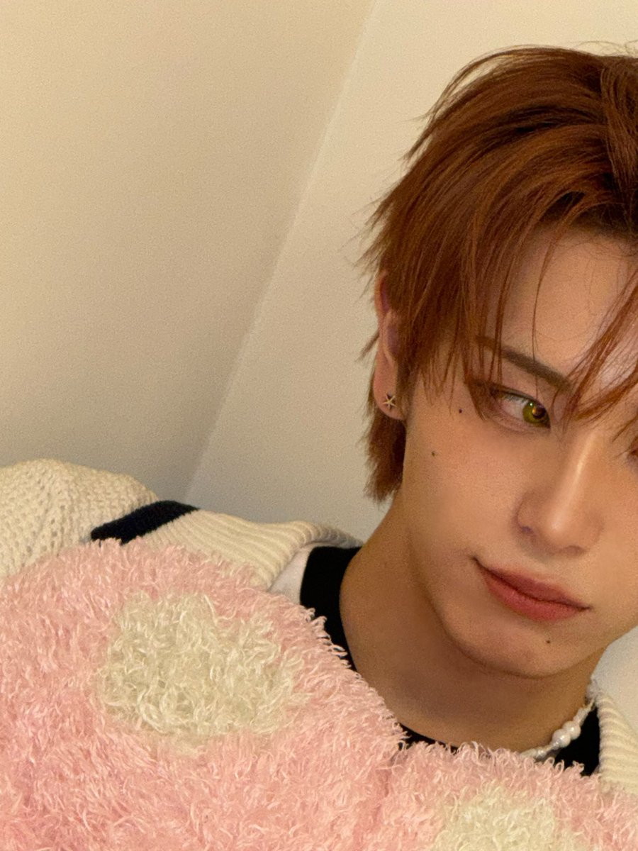 xlovglobal's tweet image. 250727 — photo 📸
XLOV’s HARU is making us fall in love with him all over again in new fansign pics. 💛
#XLOV #엑스러브
#HARU #하루