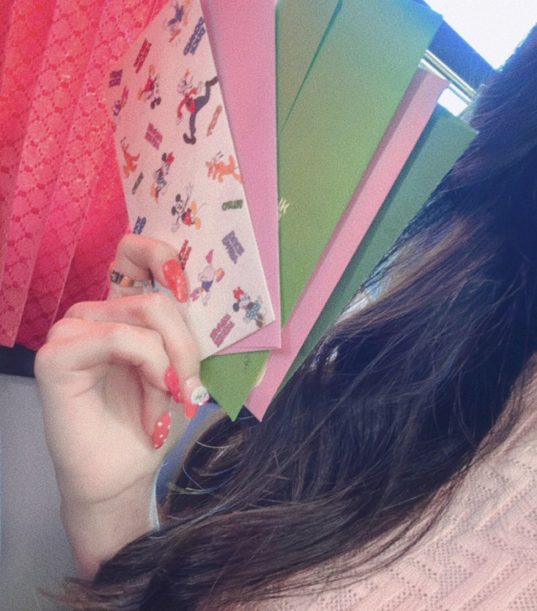 kuri__luvdu's tweet image. 저 오늘 진짜 운 다 썼어요 ㅠㅠ 멤버들이 추첨으로 번호 뽑아서 선물 주는것도 당첨대서 선물도 받았음 눈아들 편지도 잘 ~ 전달했듀 !!! 다들 위시 실물 “꼭” 보길 부탁함 심장에 무리옴 사진이 실물을 너~무 못담아서 속상
오늘 하루 행복해서 죽-음 ପ૮๑ᵔ ᵕ ᵔ๑ აଓ