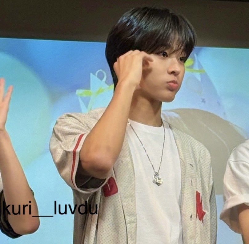 kuri__luvdu's tweet image. 저 오늘 진짜 운 다 썼어요 ㅠㅠ 멤버들이 추첨으로 번호 뽑아서 선물 주는것도 당첨대서 선물도 받았음 눈아들 편지도 잘 ~ 전달했듀 !!! 다들 위시 실물 “꼭” 보길 부탁함 심장에 무리옴 사진이 실물을 너~무 못담아서 속상
오늘 하루 행복해서 죽-음 ପ૮๑ᵔ ᵕ ᵔ๑ აଓ