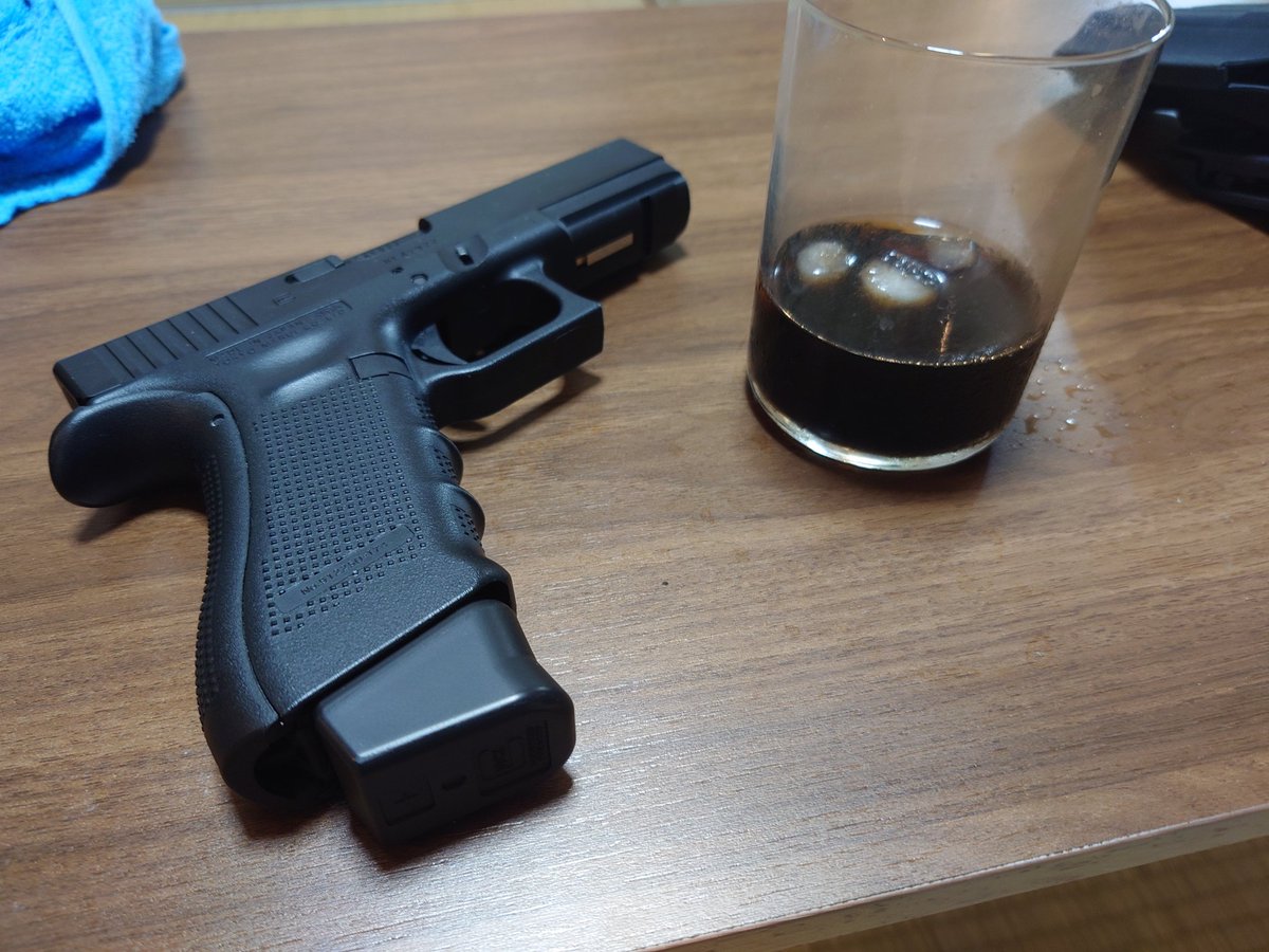 siroG17Gen4's tweet image. 今回の「ハンドガンコレクション」の件について、
閉じます。
まぁ、まだ始まってもいないので馬鹿な話なんですが、
なんかね、一瞬の快楽の為に不要な物を集めるのは無理だと思った訳です。
一旦冷静になりました。
と、同時に、
グロックへの「愛着」が強くて、
「浮気」したくない。