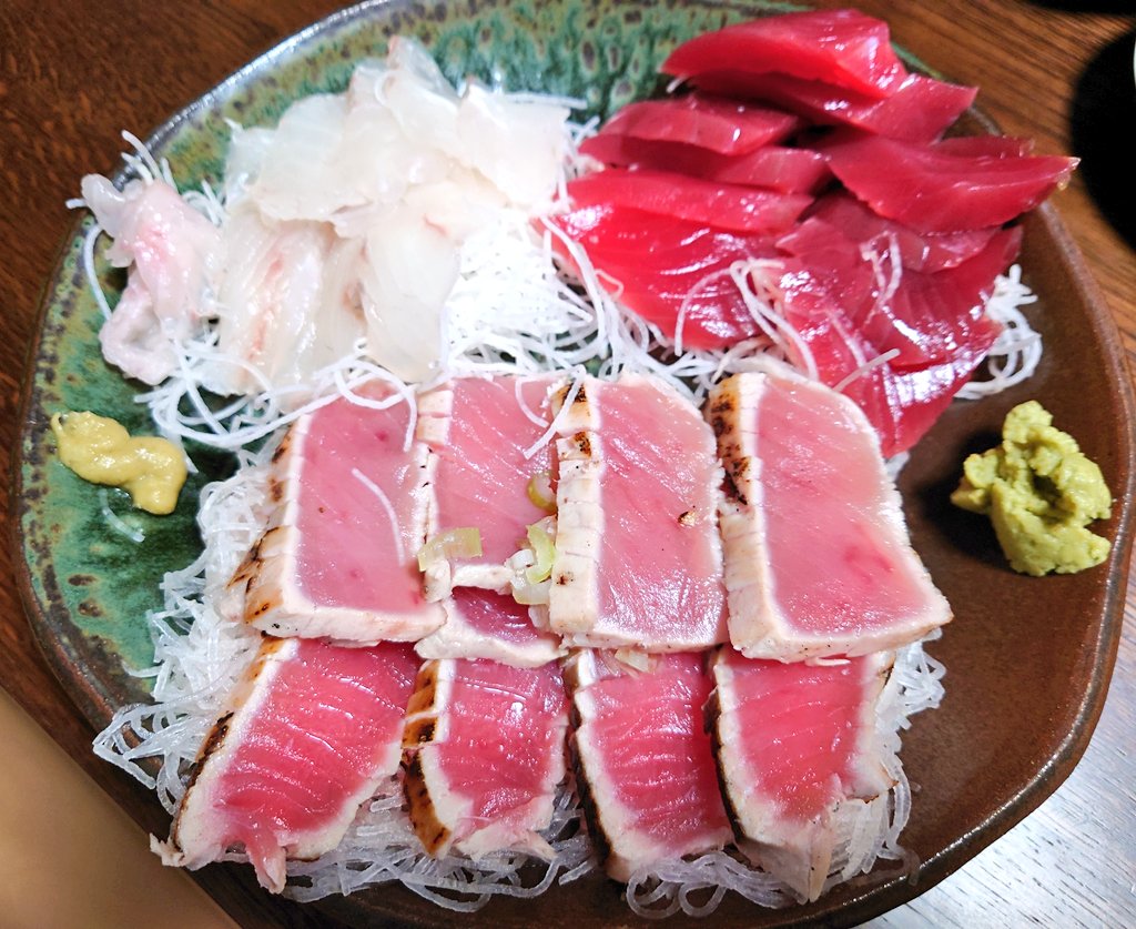 8341195's tweet image. もうできあがったよ。
✳お刺身3点(炙りまぐろ、かつお、ヒラメ)
✳玉子焼き(甘め)
✳冷やしトマト
✳うり浅漬け
✳枝豆
✳モロヘイヤおひたし
✳お茶漬け
　#みかこご飯