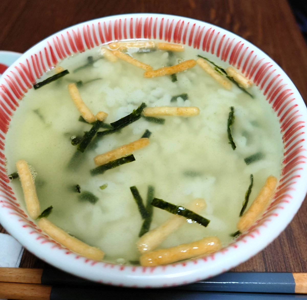 8341195's tweet image. もうできあがったよ。
✳お刺身3点(炙りまぐろ、かつお、ヒラメ)
✳玉子焼き(甘め)
✳冷やしトマト
✳うり浅漬け
✳枝豆
✳モロヘイヤおひたし
✳お茶漬け
　#みかこご飯