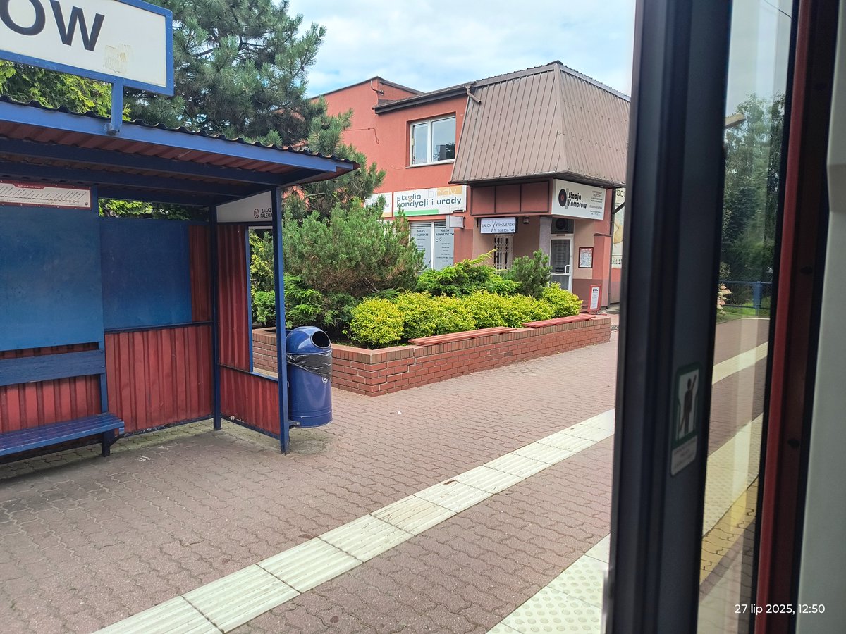 JMadrjas's tweet image. WKD ładnie umie w małą zieleń 🥰🌳
A liczba krytych miejsc rowerowych w Podkowie Leśnej to naprawdę sztosik 🚲