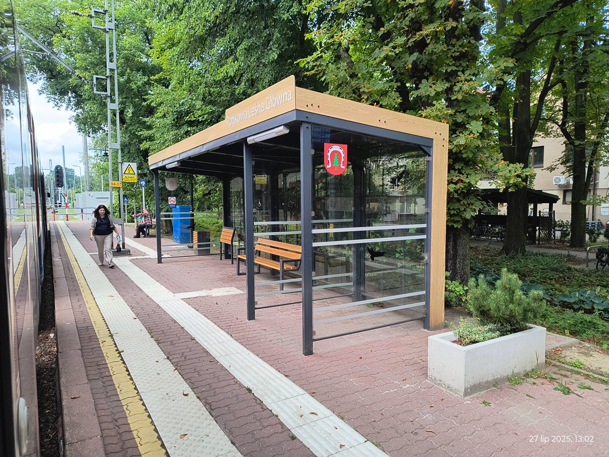JMadrjas's tweet image. WKD ładnie umie w małą zieleń 🥰🌳
A liczba krytych miejsc rowerowych w Podkowie Leśnej to naprawdę sztosik 🚲