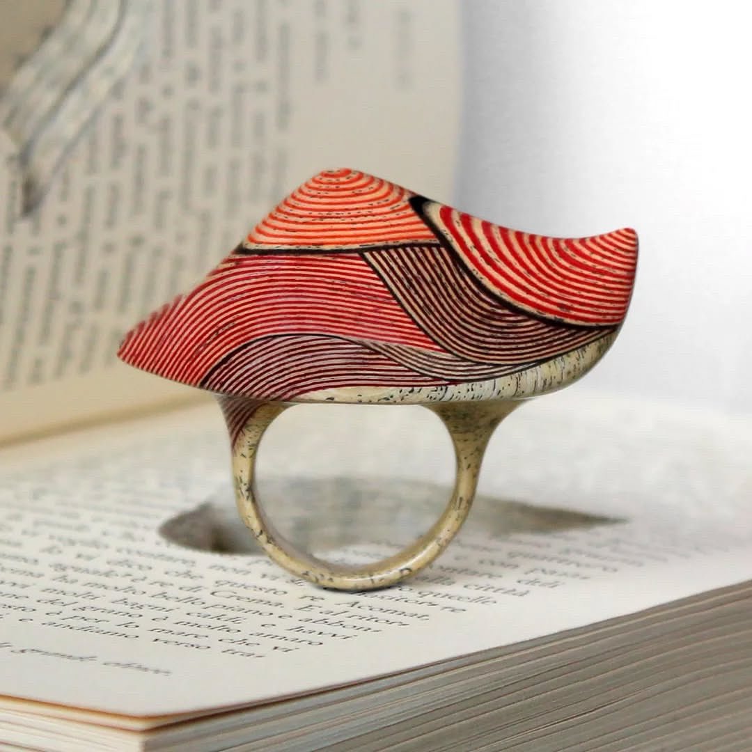 Stunning ring created by Jeremy May (Studio 10) from the pages of the book ‘Il Milione’ (1300) by Rustichello da Pisa and Marco Polo.

(The Travels of Marco Polo)
.
.
.
#paperring #paperjewelry #paperjewellery #maker #artjewelry #paperart #jeremymay #littlefly #contemporarycraft