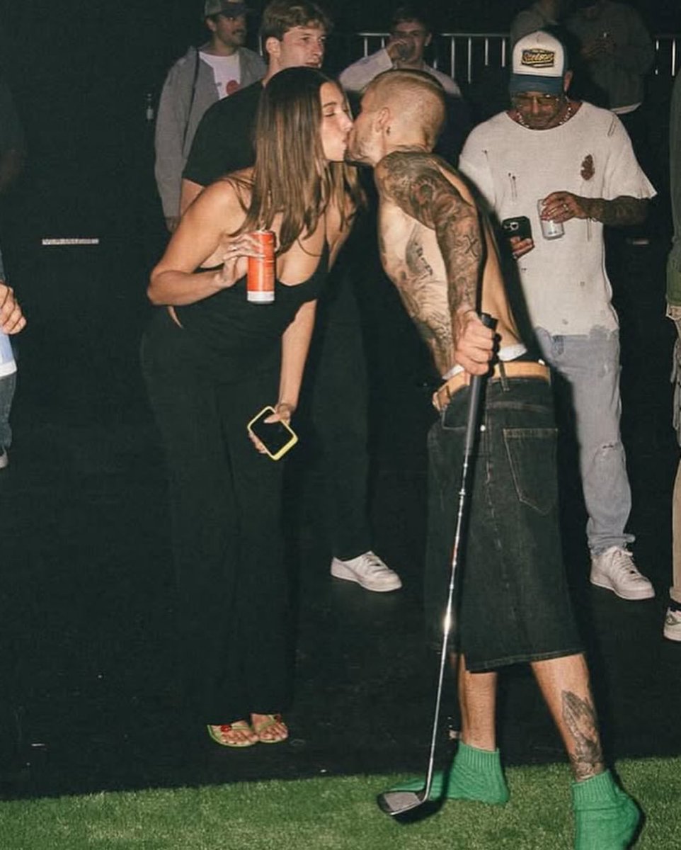 GossipRoomOff's tweet image. Le chanteur Justin Bieber et sa femme Hailey Bieber sont apparus plus complices que jamais lors d’une soirée golf entre amis.
Tendres gestes et éclats de rire… le couple semble plus uni que jamais ! ⛳💕