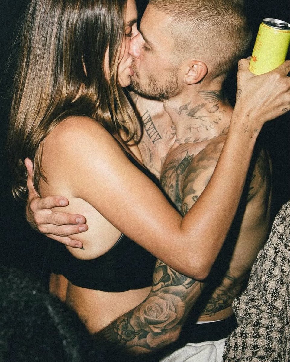 GossipRoomOff's tweet image. Le chanteur Justin Bieber et sa femme Hailey Bieber sont apparus plus complices que jamais lors d’une soirée golf entre amis.
Tendres gestes et éclats de rire… le couple semble plus uni que jamais ! ⛳💕