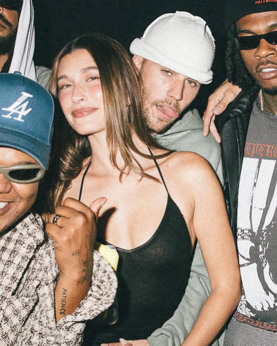 GossipRoomOff's tweet image. Le chanteur Justin Bieber et sa femme Hailey Bieber sont apparus plus complices que jamais lors d’une soirée golf entre amis.
Tendres gestes et éclats de rire… le couple semble plus uni que jamais ! ⛳💕