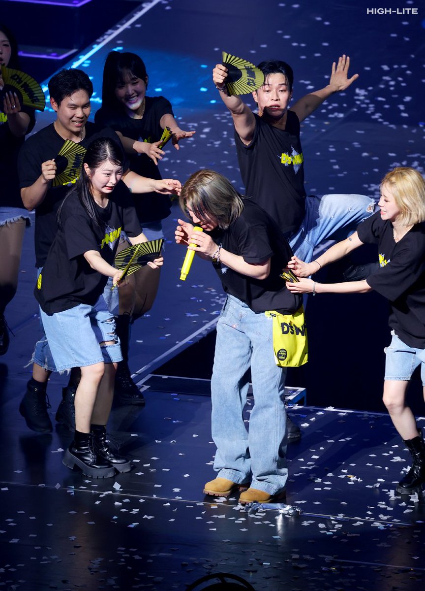High__Lite's tweet image. 250723 D'sWAVE IN KOBE
올여름최고의아이템D'sWAVE부채🌀
#대성 #DAESUNG #DLITE #テソン #DsWAVE #DsWAVEinJAPAN
@d_lable