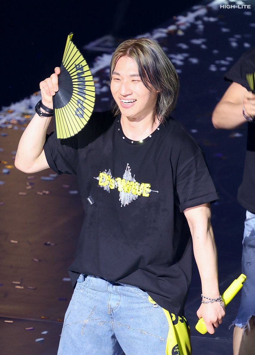 High__Lite's tweet image. 250723 D'sWAVE IN KOBE
올여름최고의아이템D'sWAVE부채🌀
#대성 #DAESUNG #DLITE #テソン #DsWAVE #DsWAVEinJAPAN
@d_lable