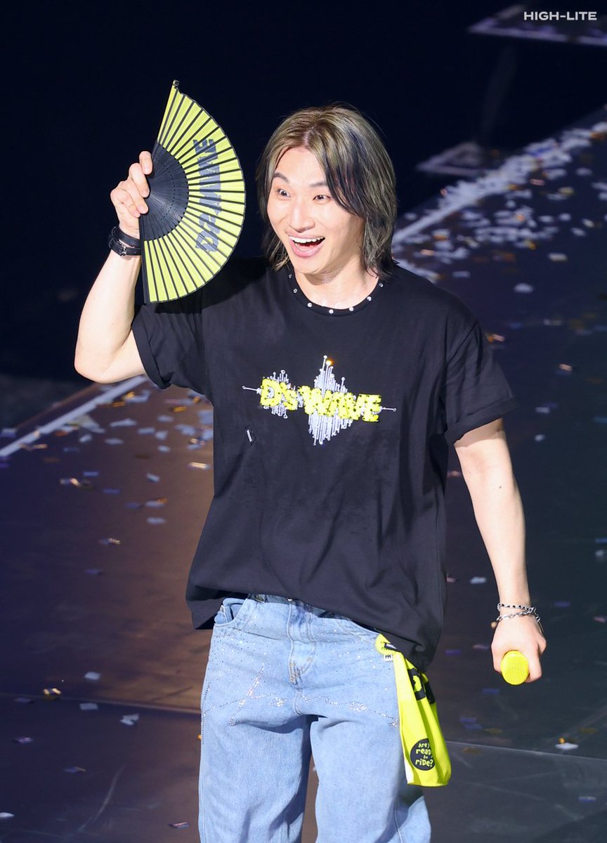 High__Lite's tweet image. 250723 D'sWAVE IN KOBE
올여름최고의아이템D'sWAVE부채🌀
#대성 #DAESUNG #DLITE #テソン #DsWAVE #DsWAVEinJAPAN
@d_lable