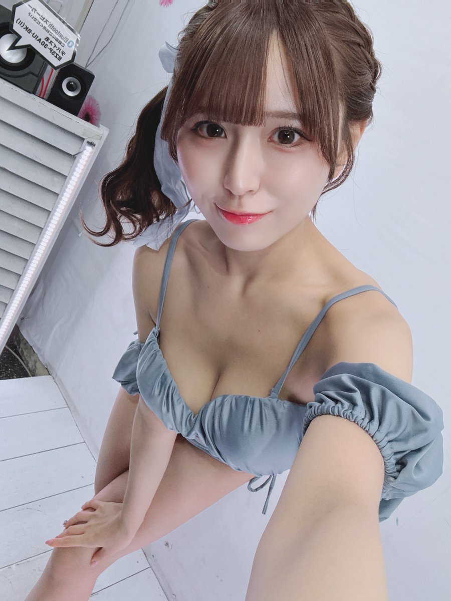 お谷間頂戴ポーズ🥺