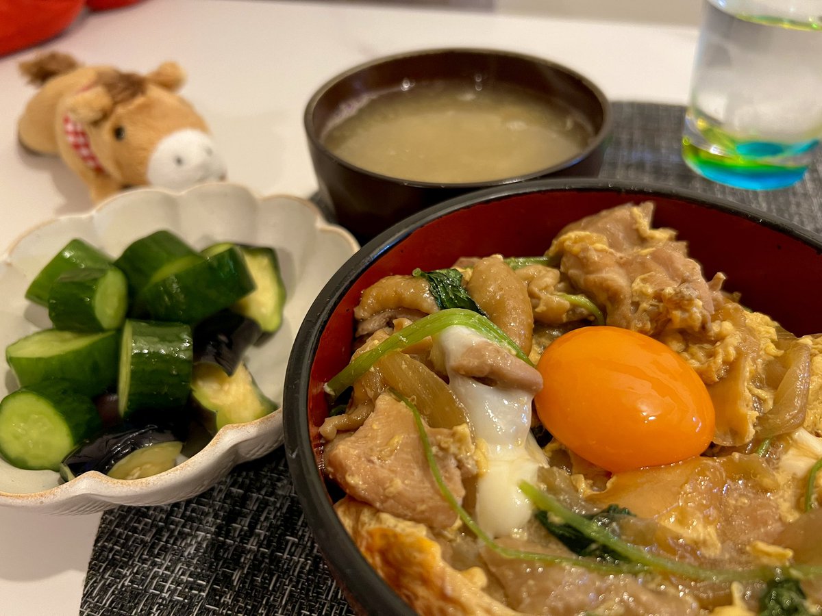【親子丼／料亭さとう】
新発見‼️
今までは最後に強火→卵を全部投入後に火を止め→蓋をして保温するという方法で卵を固めていましたが、2/4個分の黄身だけを取り出しておいて、食べる前に「後乗せ」するのがめちゃくちゃ美味しいです🥰
おすすめです🐔
今日も1日お疲れ様でした✨