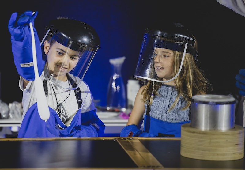 Sortir amb nens (@sortirambnens) on Twitter photo 🔎Descobriu els secrets darrere les substàncies que ens envolten a 'Fred, fred' de <a href="/CosmoCaixa/">Museo de la Ciencia CosmoCaixa</a>!
💧Un taller espectacle on aprendreu sobre els sòlids, líquids i gasos i tot el que passa quan canvia la temperatura.
ℹ️sortirambnens.com/activitats/age…“Show_Fred_fred” 🔎Descobriu els secrets darrere les substàncies que ens envolten a 'Fred, fred' de <a href="/CosmoCaixa/">Museo de la Ciencia CosmoCaixa</a>!
💧Un taller espectacle on aprendreu sobre els sòlids, líquids i gasos i tot el que passa quan canvia la temperatura.
ℹ️sortirambnens.com/activitats/age…“Show_Fred_fred”