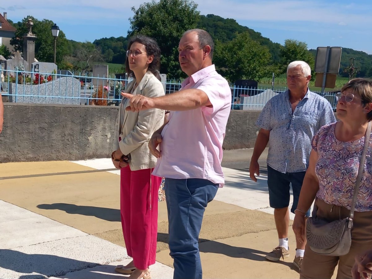 Prefet64's tweet image. #Territoire | Aux côtés des maires ruraux
📍 La sous-préfète d’Oloron-Sainte-Marie a rencontré le maire de Charre, André DAGUERRE.
🏢 L’occasion de découvrir le village, et d’échanger avec les élus et les acteurs locaux sur les projets et les enjeux spécifiques des territoires…