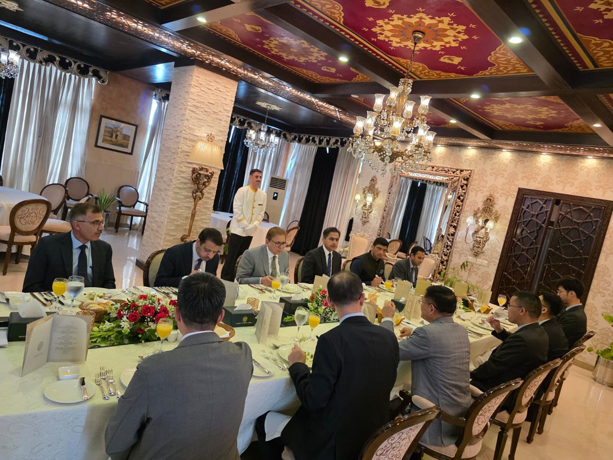 AmbassadorSadiq's tweet image. Received Ambassador Yue Xiaoyong, China's Special Representative for Afghanistan, and his delegation in Islamabad, today. We had a candid discussion on latest developments in the region, rapidly evolving geopolitical landscape and pressing security concerns in the region,…
