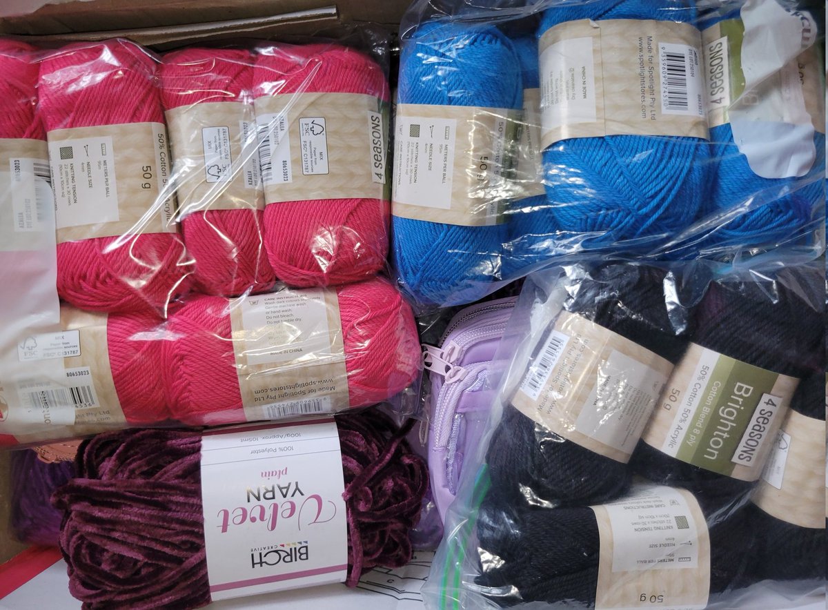 WrittenByVantae's tweet image. Guys, I'm crying 😭
After knowing I'm interested in crocheting, @Mariamp_11 sent me a box full of a box full of delightful crochet essentials🥹🥹🥹💖
Thank you so so so much again, @Mariamp_11 🌟
I'll take great care of these babies and make good use of them. 💜