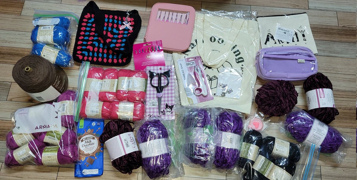 WrittenByVantae's tweet image. Guys, I'm crying 😭
After knowing I'm interested in crocheting, @Mariamp_11 sent me a box full of a box full of delightful crochet essentials🥹🥹🥹💖
Thank you so so so much again, @Mariamp_11 🌟
I'll take great care of these babies and make good use of them. 💜