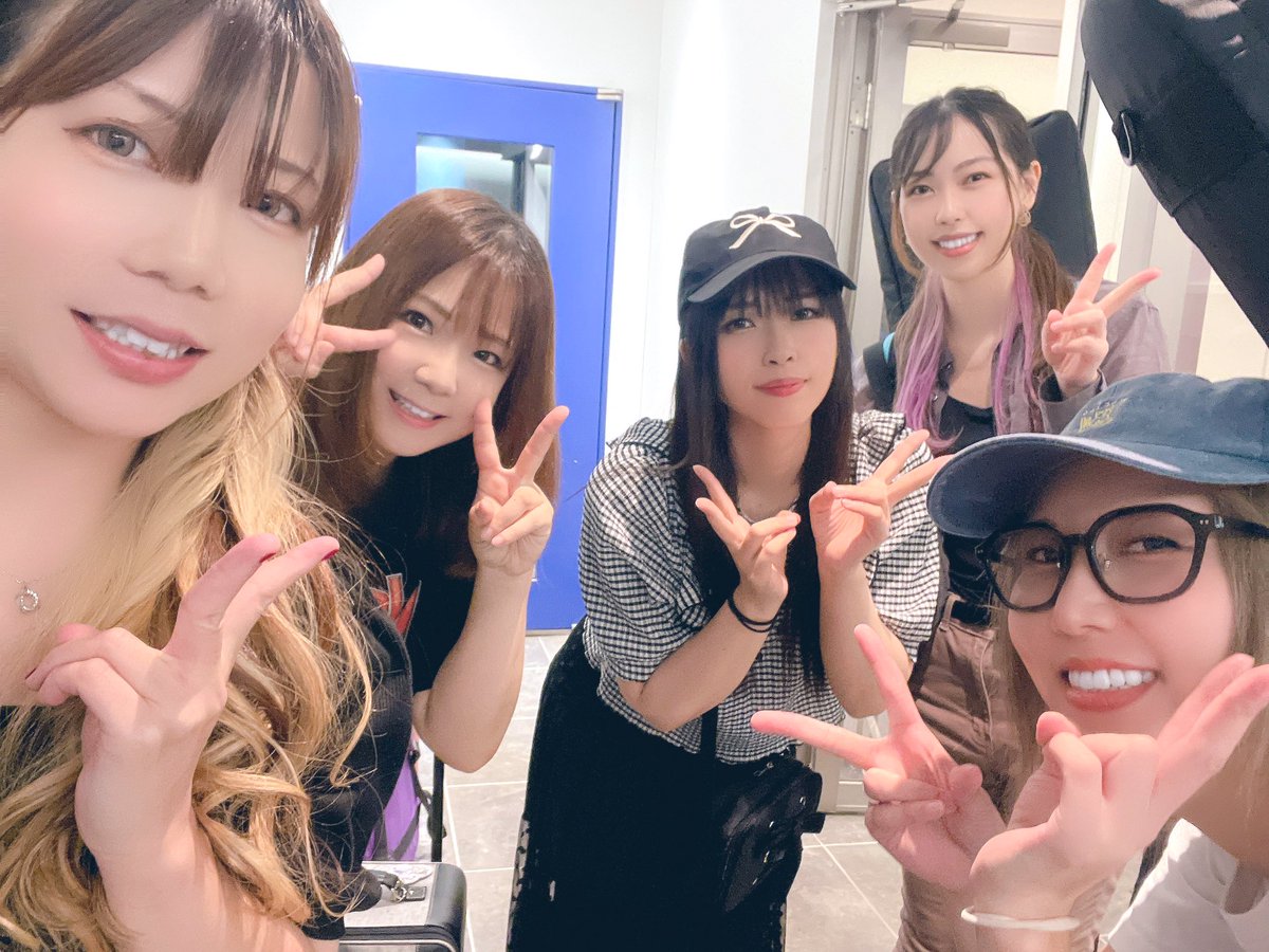 Cattlelia's tweet image. Cattlelia Session Ver.2
顔合わせ&初スタジオ練習でした❣️
\新体制メンバー紹介します🌹/
🎤Vo.Assia
🎸Gt.Corota
🎸Ba.彩
🥁Dr.真実
🎹Key.みーたん
10/29(水)の無料配信LIVEと
来年1/24(土)の主催LIVE
ご期待下さい😘
よろしくお願いします🐈⬛🐈🐾
#Roselia #コピーバンド #カトレリア