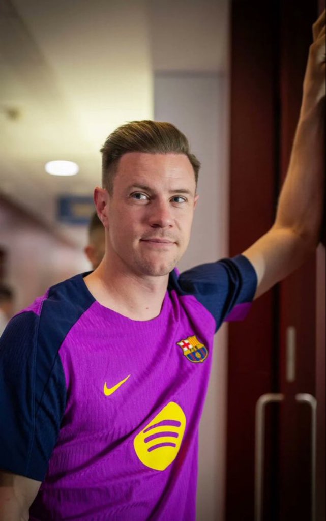 joe_binzuwah's tweet image. Joan Garcia has conceded a goal, and now Barcelona fans are pointing fingers — some blame the defenders, others credit the Japanese side for their quality. Funny how suddenly everyone’s a goal analyst. One thing’s for sure: we’re really going to miss Ter Stegen.