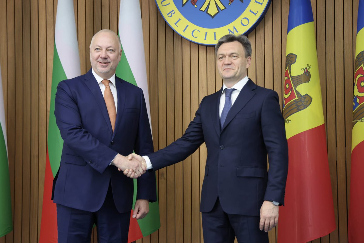 R_JeliazkovPM's tweet image. In Chisinau, with @DorinRecean discussed the excellent partnership and friendly relations between 🇧🇬 and 🇲🇩. Confirmed Bulgaria's readiness to support 🇲🇩's European future. Only good cooperation will increase the diversification of natural gas supplies for both - Moldova & the EU