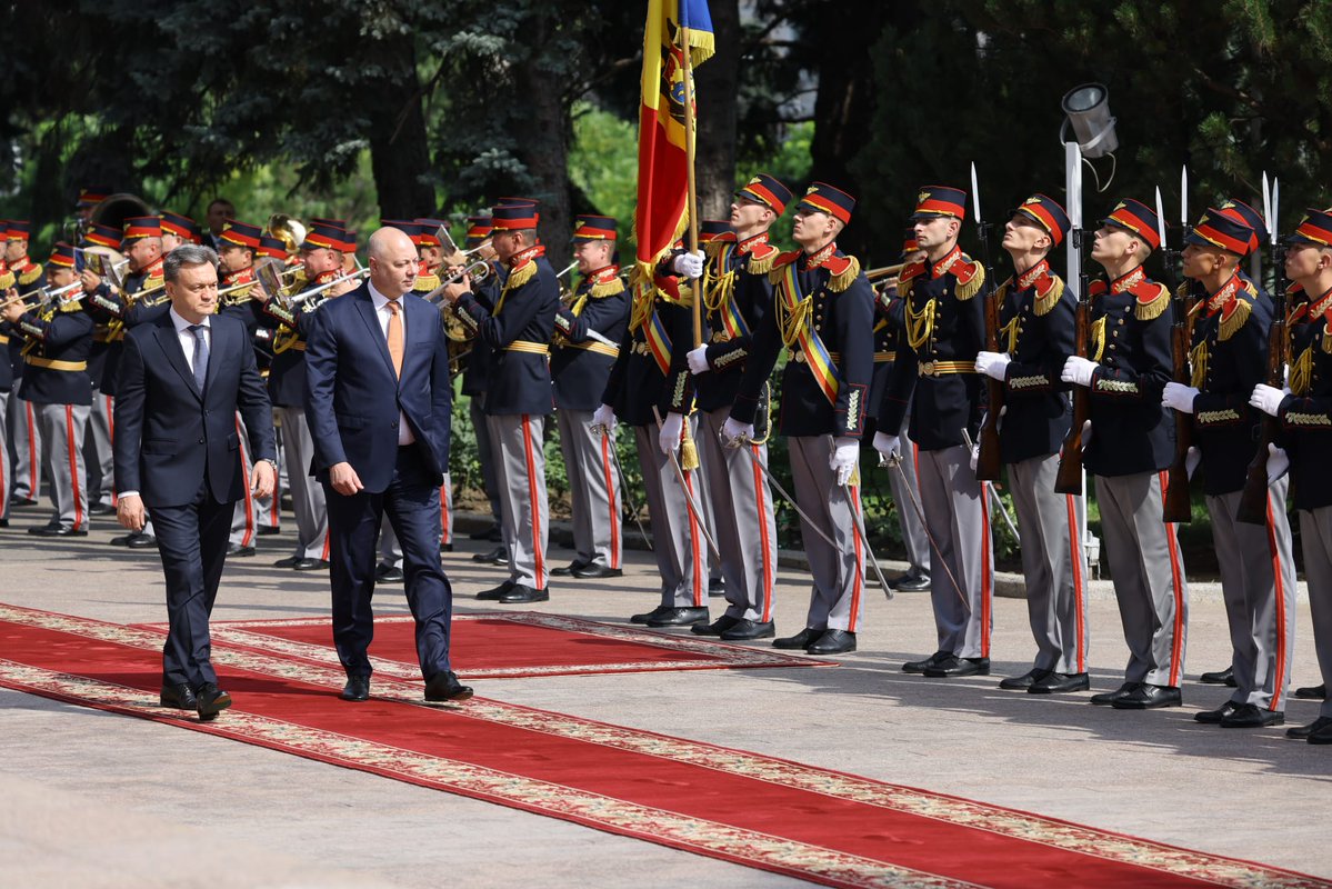 R_JeliazkovPM's tweet image. In Chisinau, with @DorinRecean discussed the excellent partnership and friendly relations between 🇧🇬 and 🇲🇩. Confirmed Bulgaria's readiness to support 🇲🇩's European future. Only good cooperation will increase the diversification of natural gas supplies for both - Moldova & the EU