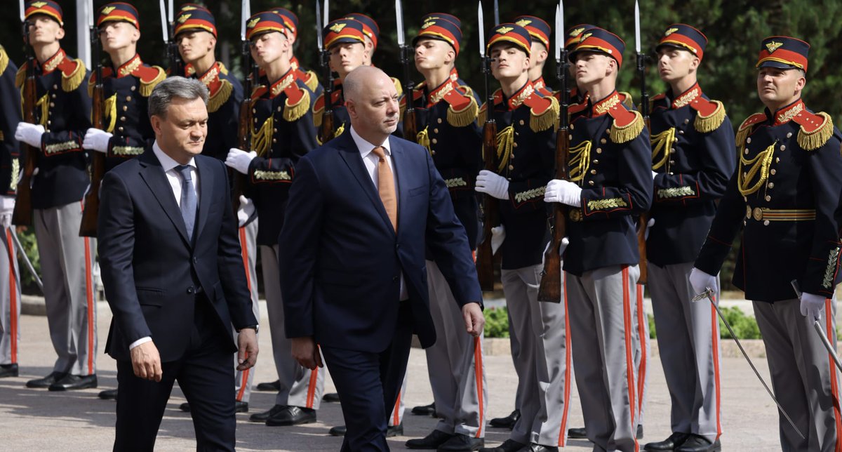 R_JeliazkovPM's tweet image. In Chisinau, with @DorinRecean discussed the excellent partnership and friendly relations between 🇧🇬 and 🇲🇩. Confirmed Bulgaria's readiness to support 🇲🇩's European future. Only good cooperation will increase the diversification of natural gas supplies for both - Moldova & the EU