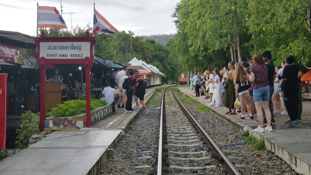 ThosMajor's tweet image. Tourists waiting at the River Kwai Bridge station to board the Bangkok - Nam Tok train.
From here, the train will cross the River Kwai Bridge, and also the Tham Krasae Wooden Bridge.
There used to be a small shuttle train that ferried tourists back and forth across the bridge,…